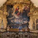 A colpirci � anche la sontuosa cantoria che sovrasta la cattedra, opera di artigiani della scuola di Rosa